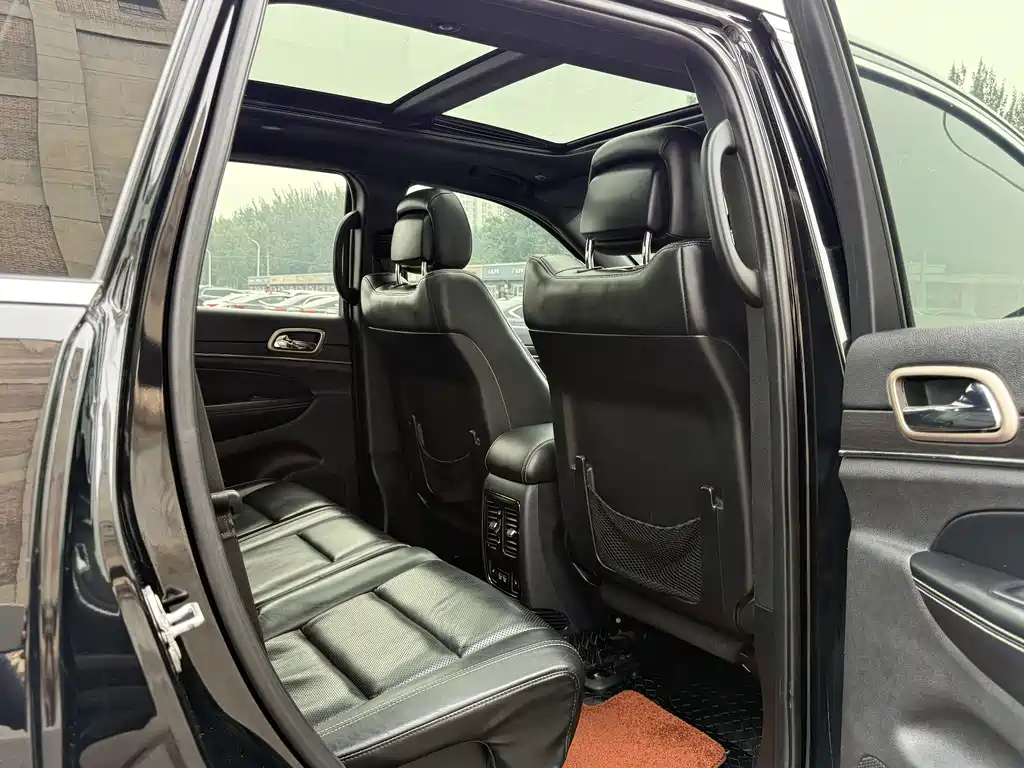 Jeep Grand Cherokee 2018 — фото 18