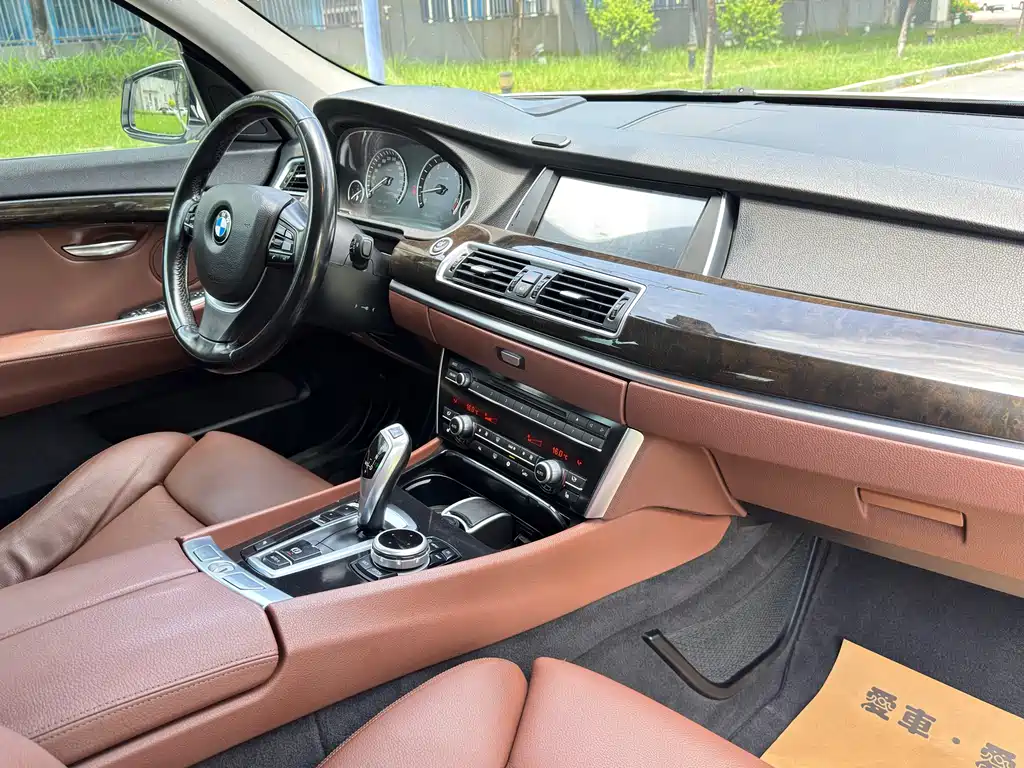 BMW 5 Series GT 2010 — фото 10