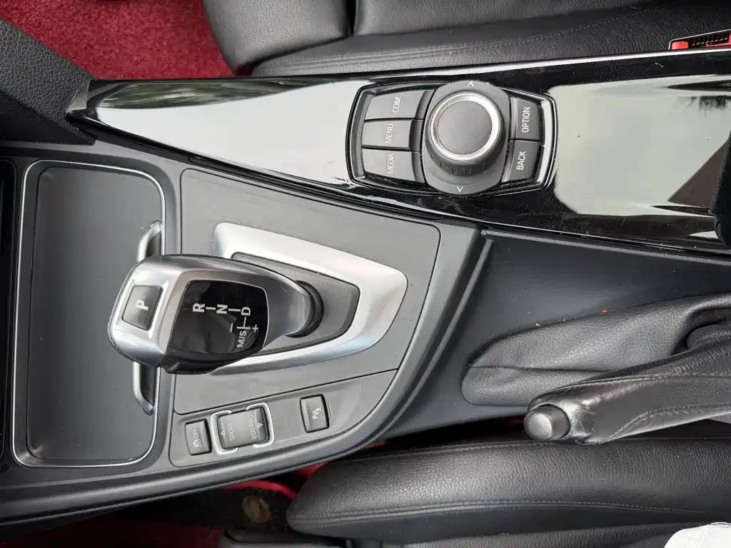 BMW 3 Series 2018 — фото 14
