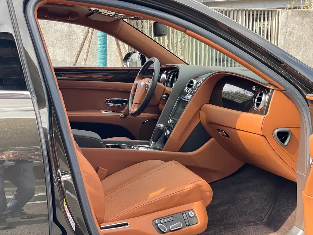 Bentley Flying Spur 2018 — фото 10