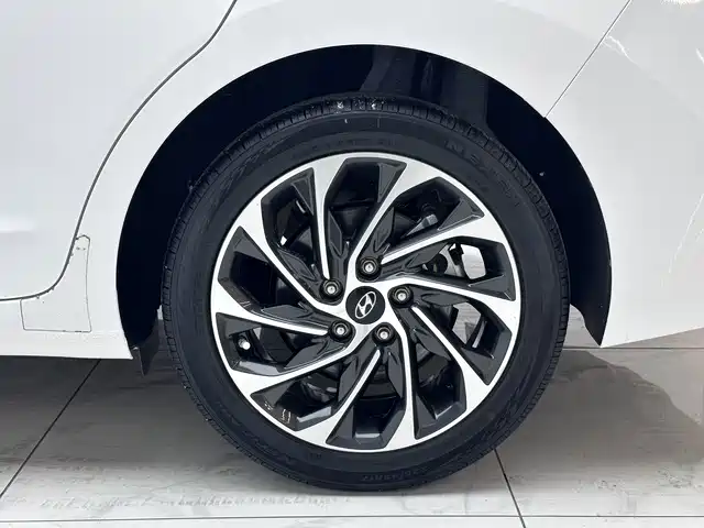 Hyundai Elantra 2019 — фото 17