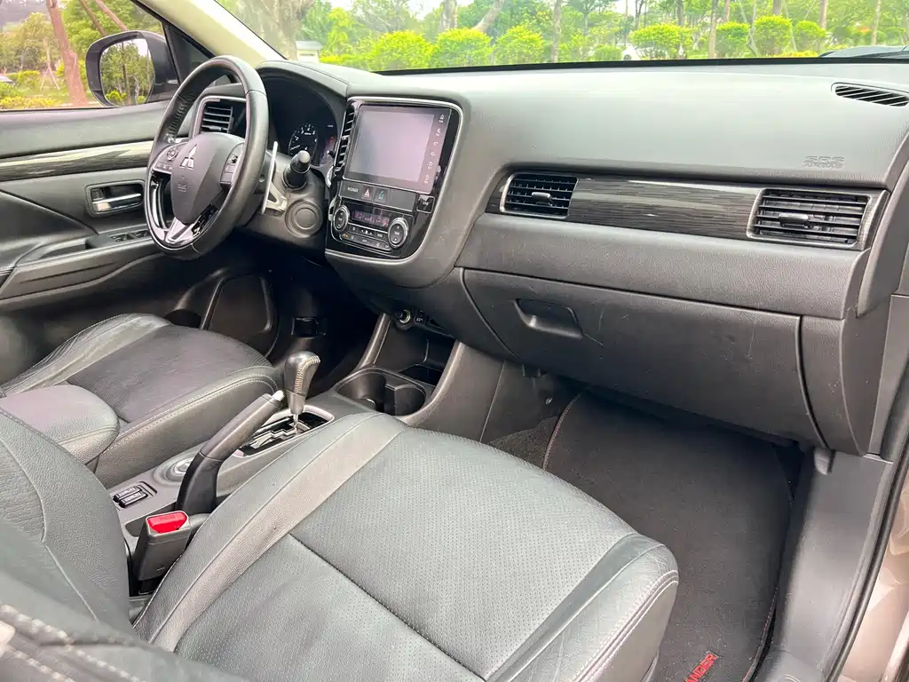 Mitsubishi Outlander 2017 — фото 16