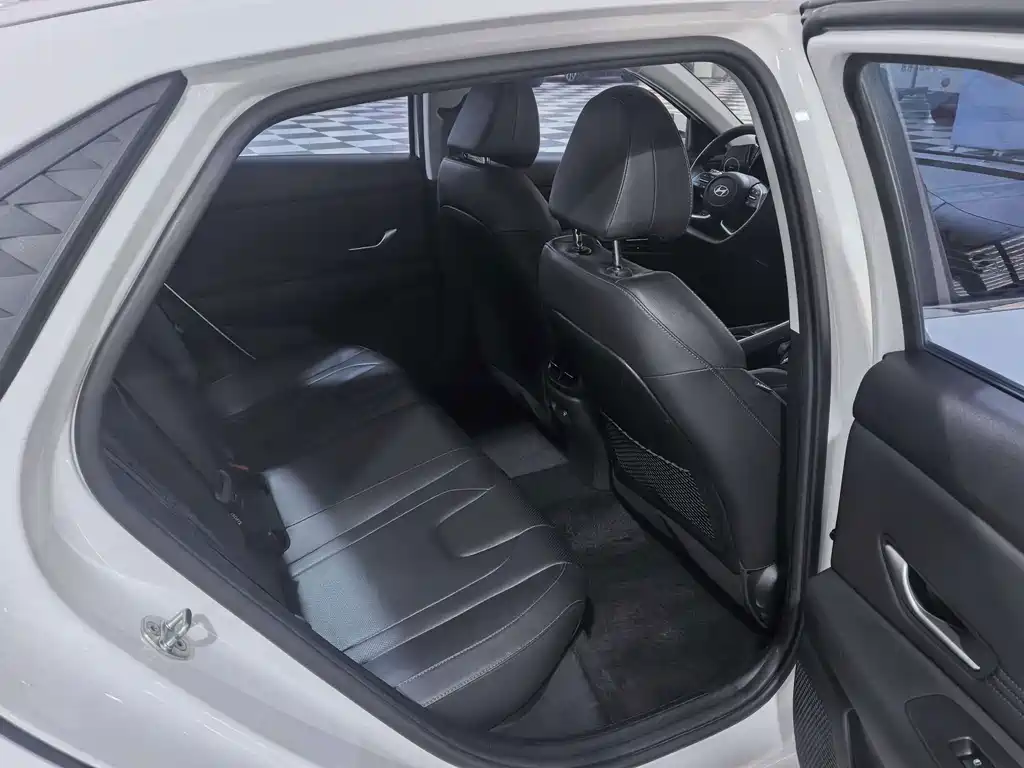 Hyundai Elantra 2023 — фото 13
