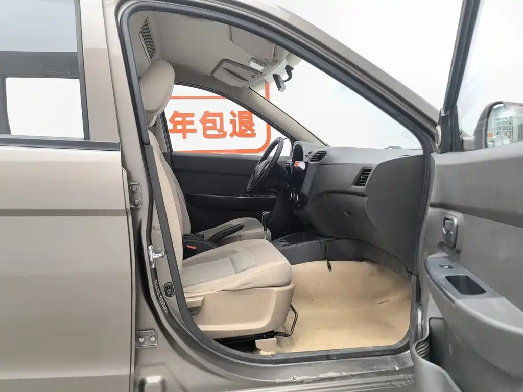 Wuling Hongguang 2015 — фото 23