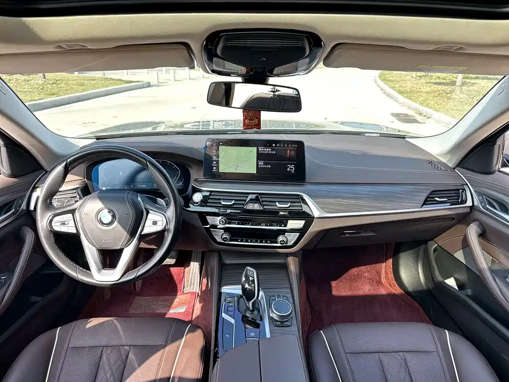 BMW 5 Series 2021 — фото 16