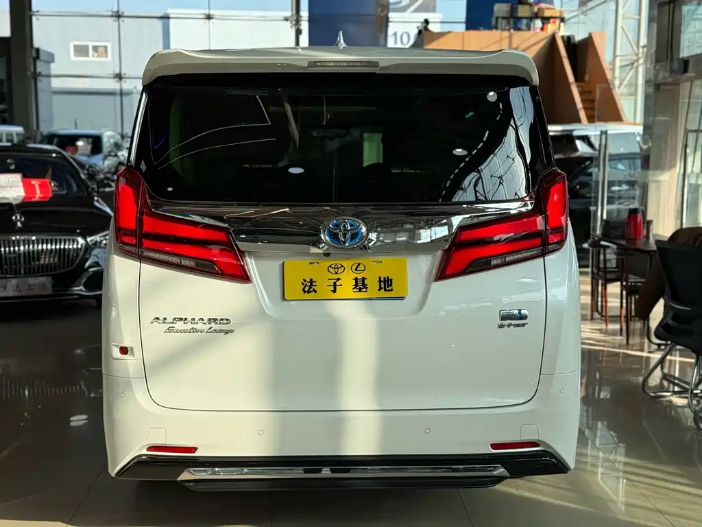 Toyota Alphard 2021 — фото 27