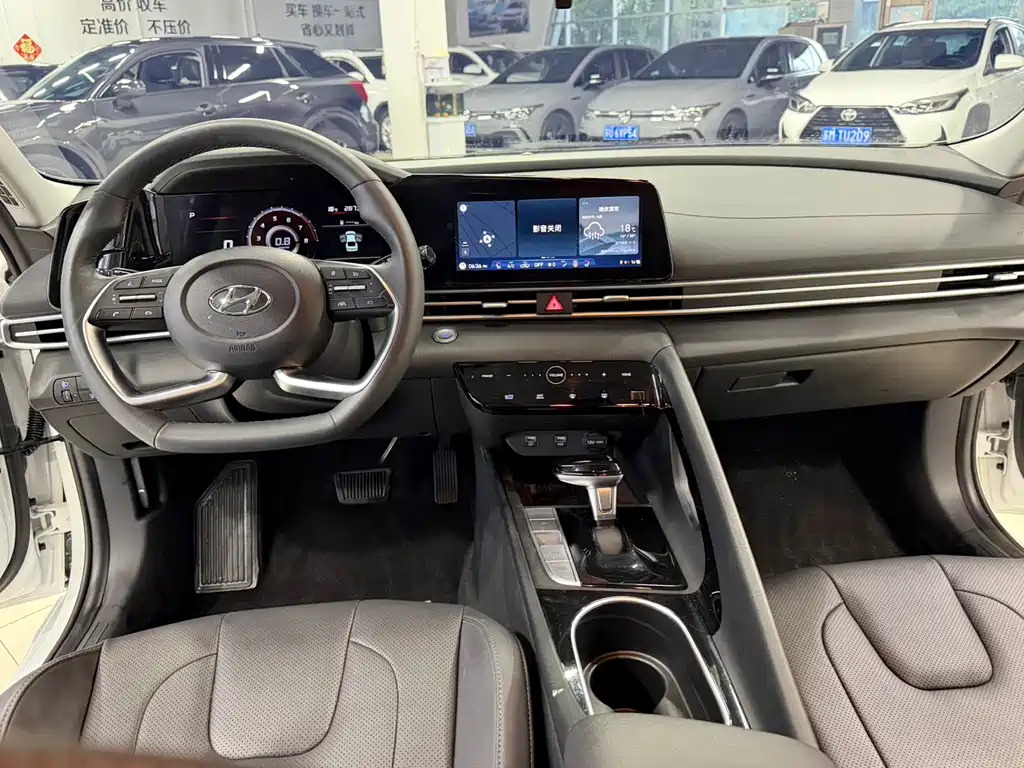Hyundai Elantra 2023 — фото 18