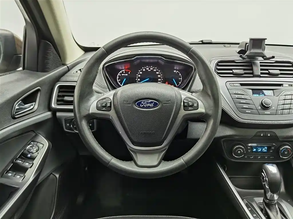 Ford Escort 2016 — фото 11