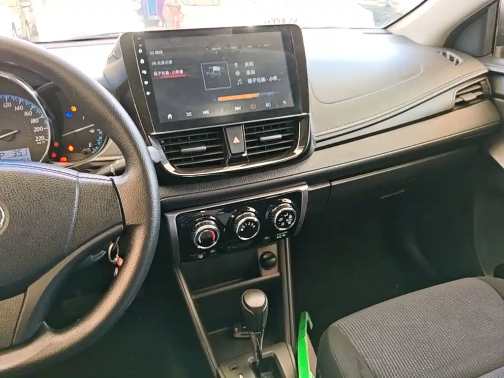 Toyota Yaris L 2017 — фото 13