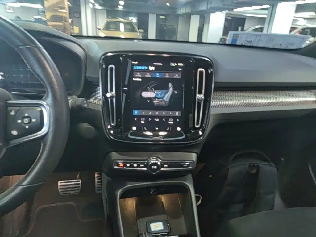 Volvo XC40 New Energy 2021 — фото 13