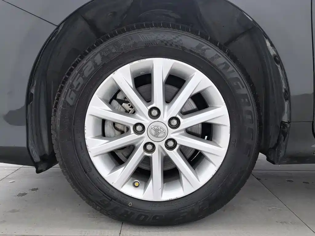Toyota Camry 2015 — фото 17