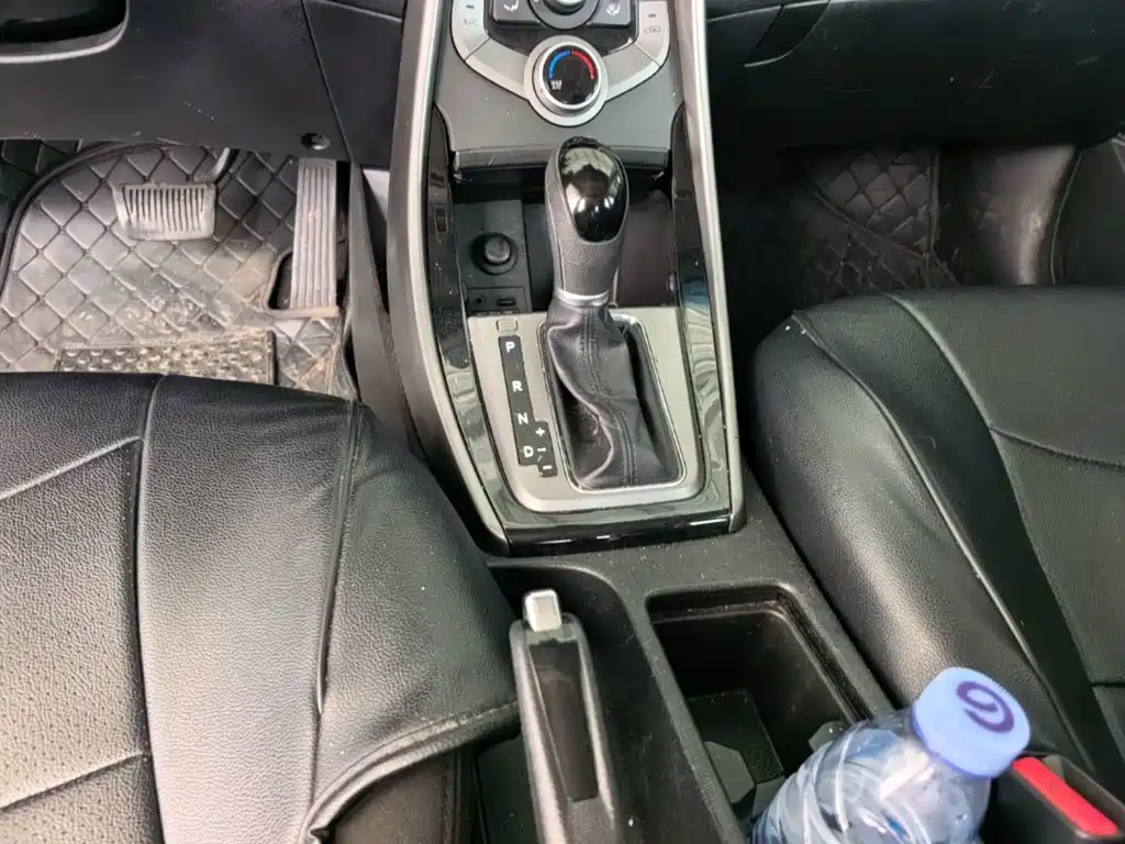 Hyundai Elantra 2015 — фото 14