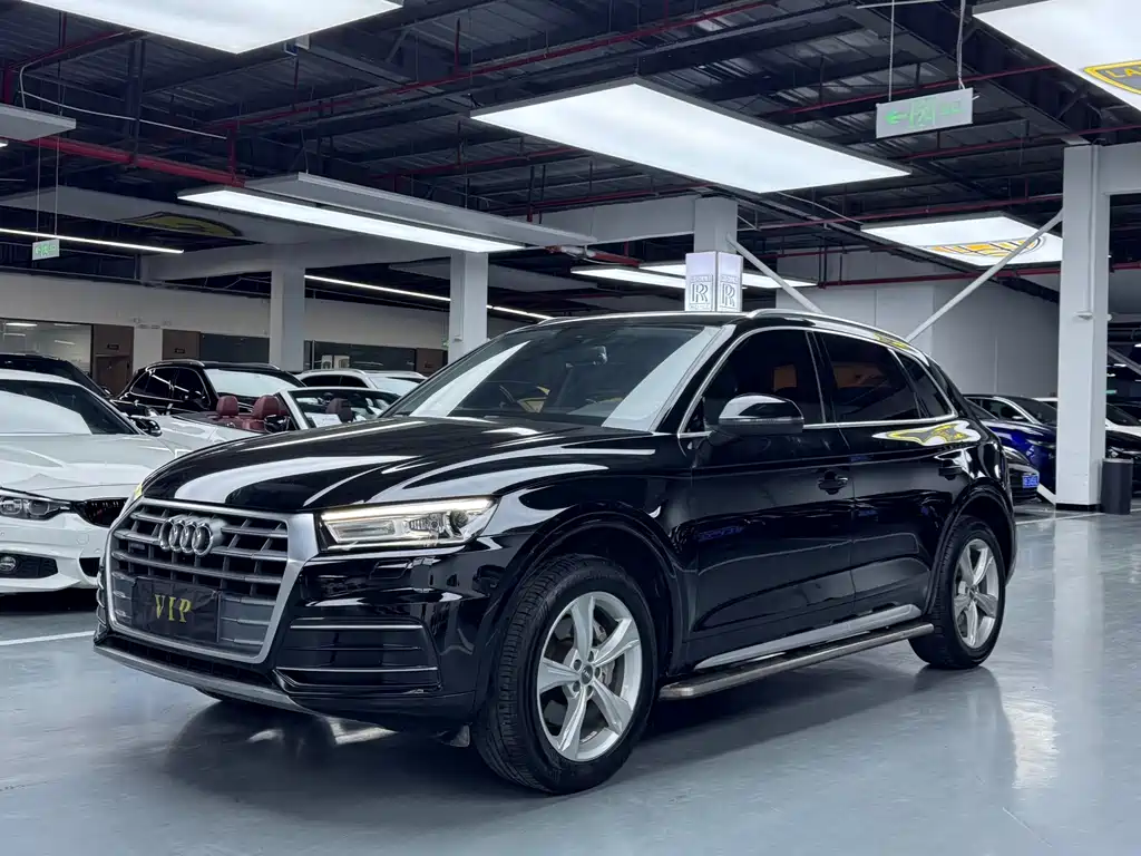 Audi Q5L 2020 — фото 1
