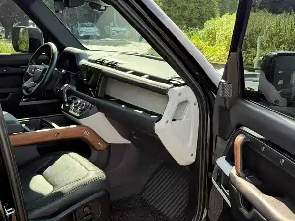 Land Rover Defender 2024