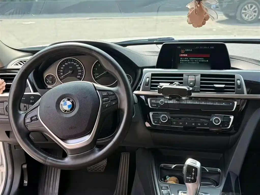 BMW 3 Series 2017 — фото 19