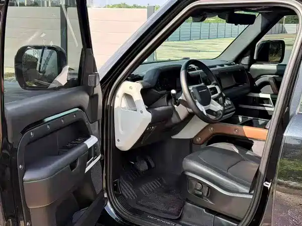 Land Rover Defender 2024