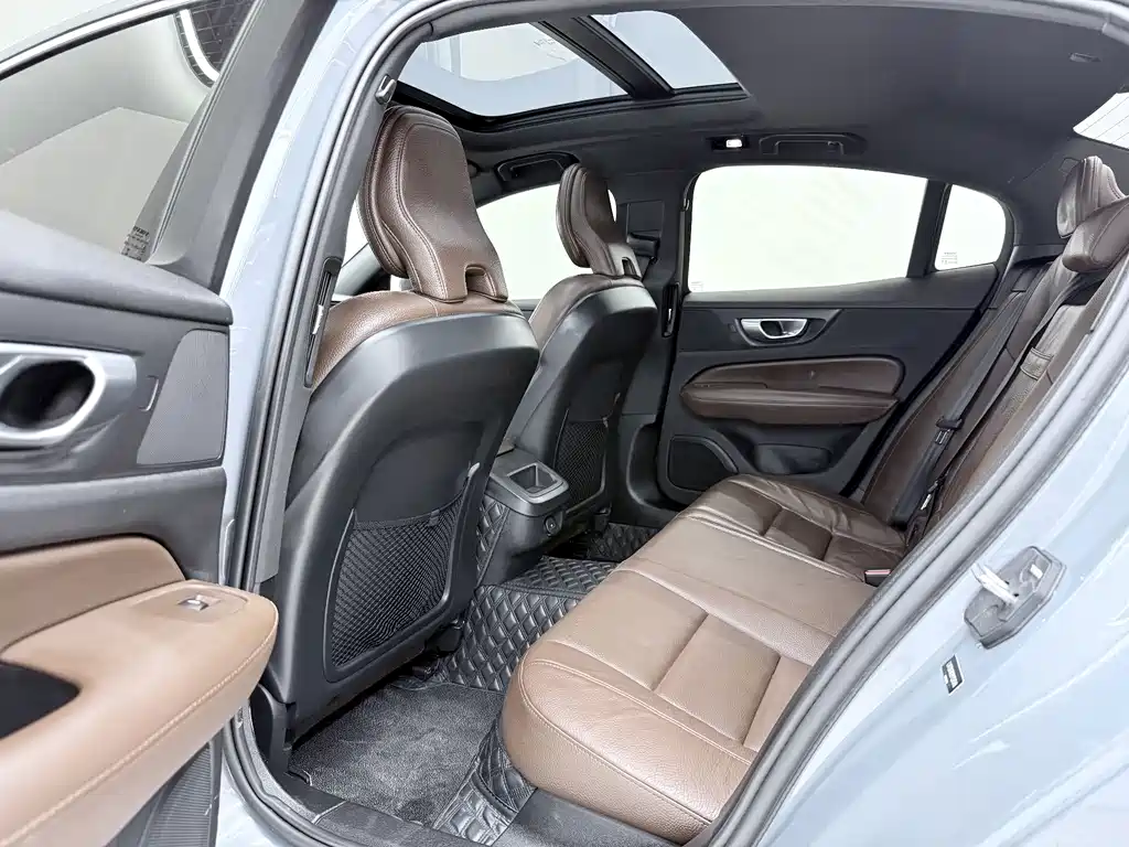 Volvo S60 2023 — фото 10