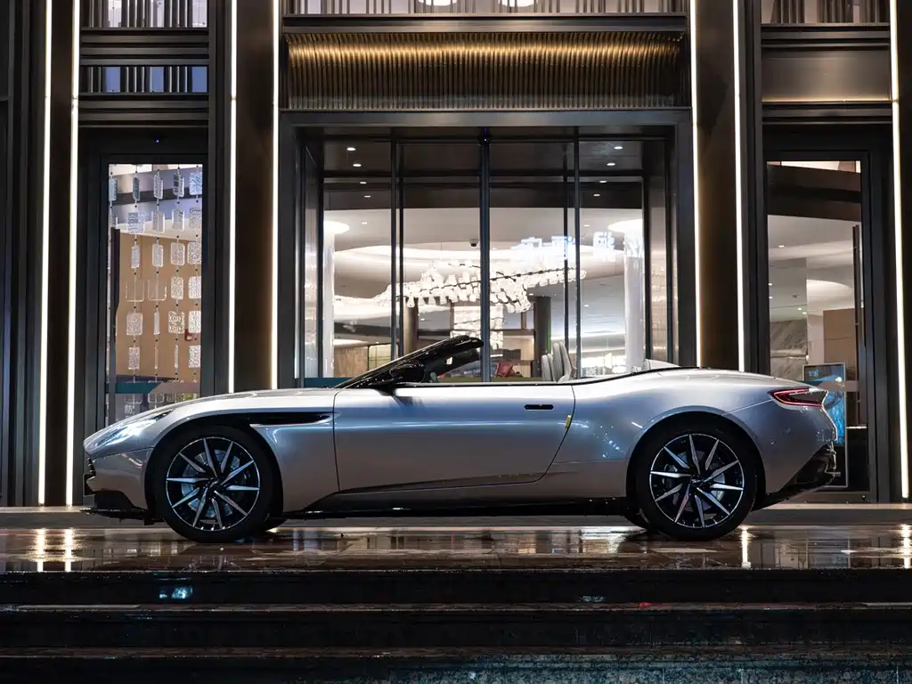Aston Martin DB11 2023 — фото 4