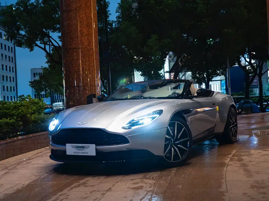 Aston Martin DB11 2023 — фото 7