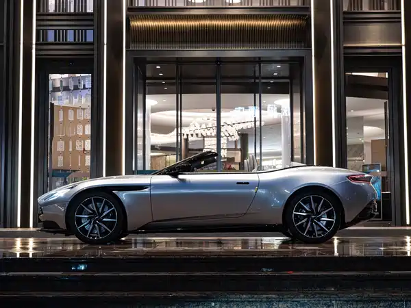 Aston Martin DB11 2023