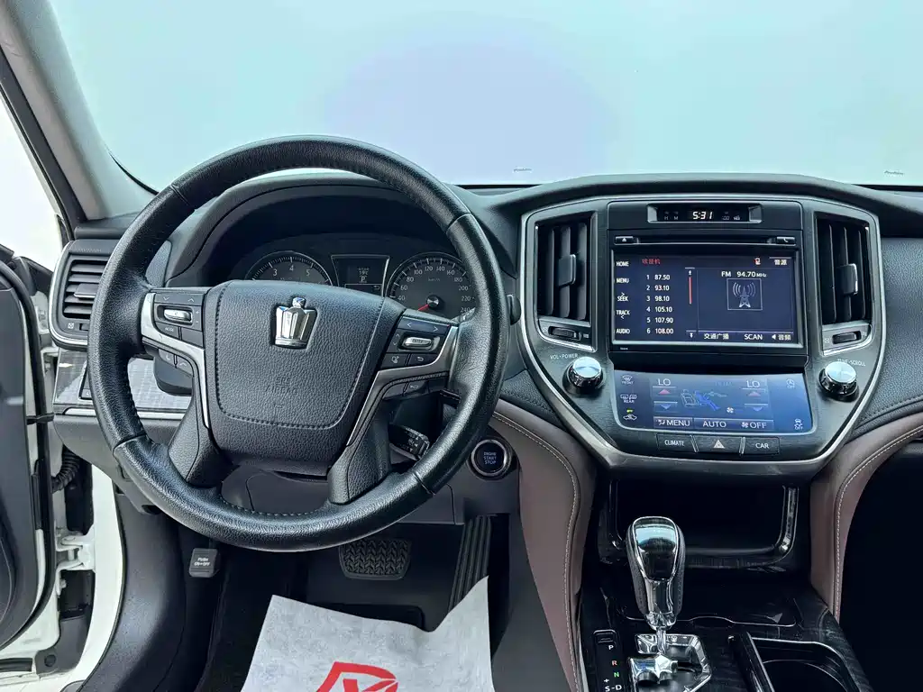 Toyota Crown 2017 — фото 10