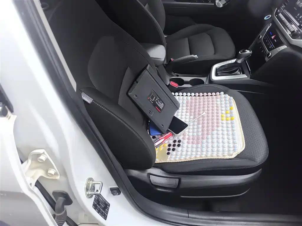Hyundai Elantra 2018 — фото 19