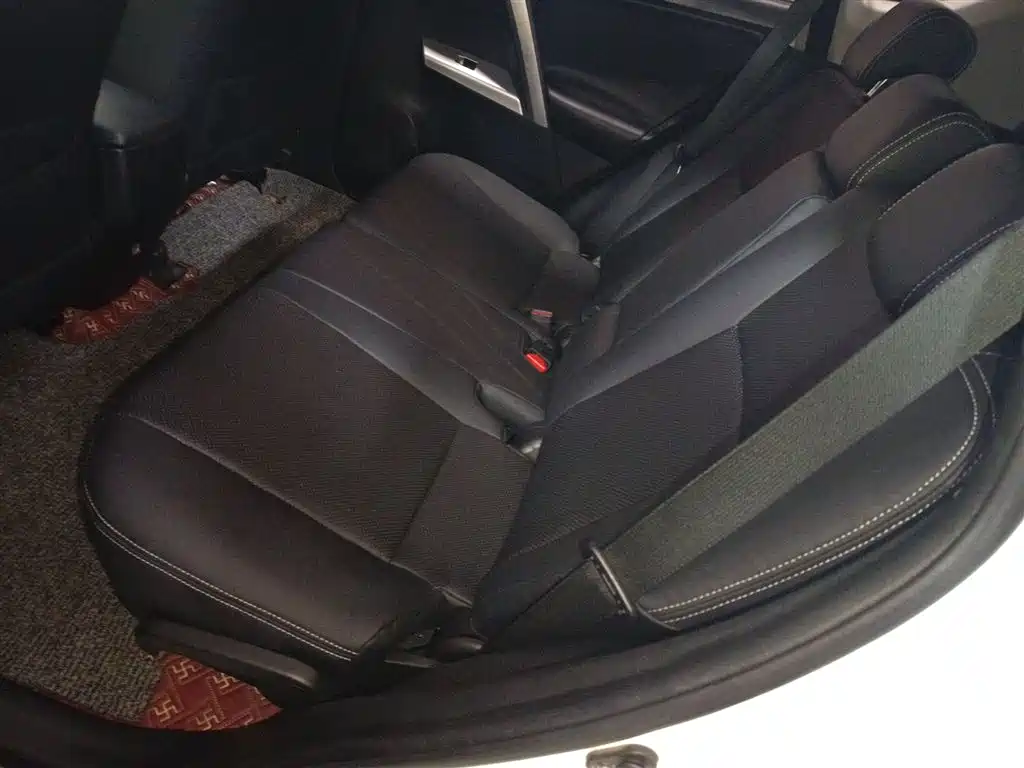Toyota RAV4 2017 — фото 10