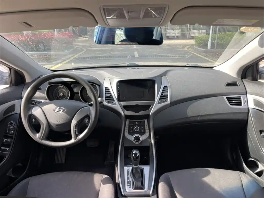 Hyundai Elantra Langdong 2018 — фото 12