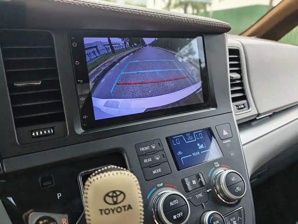 Toyota Sienna 2018 — фото 15