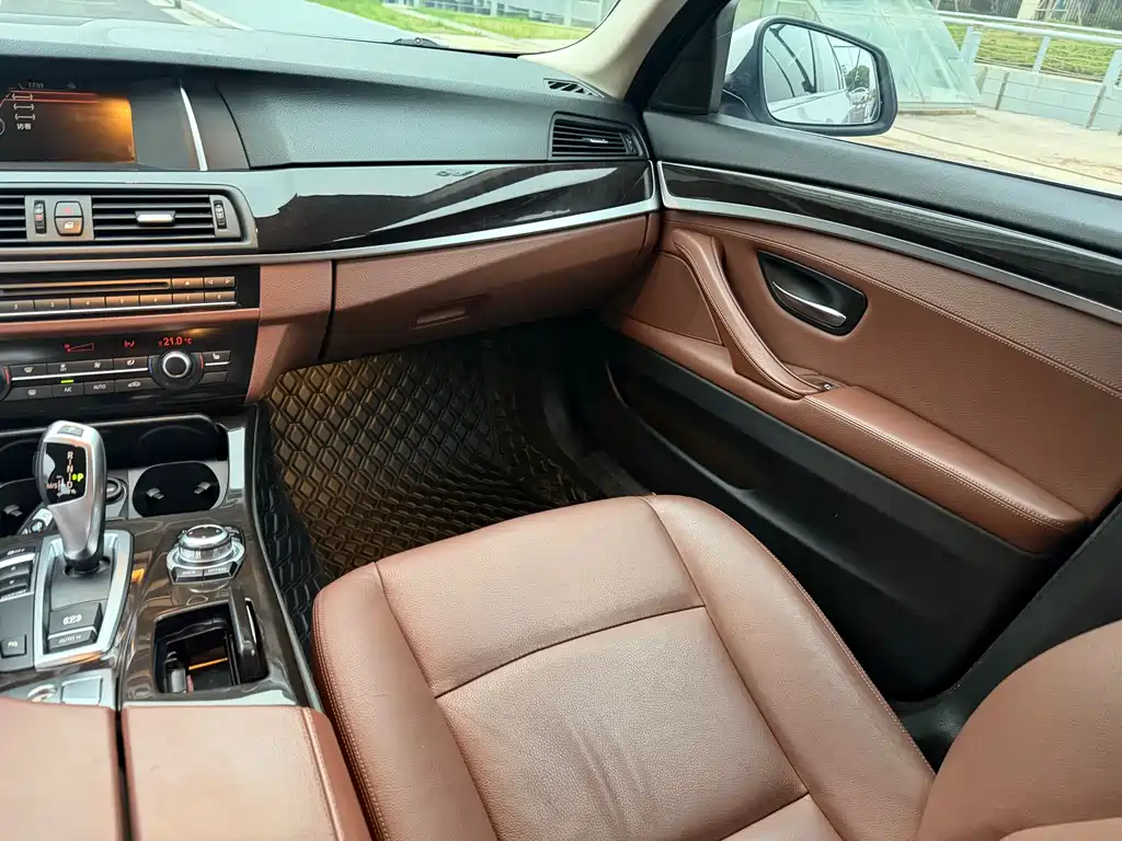 BMW 5 Series 2017 — фото 12