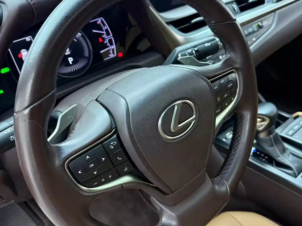 Lexus ES 2019 — фото 10