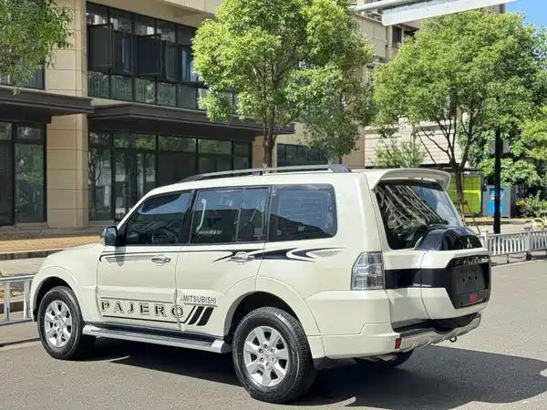 Mitsubishi Pajero 2020