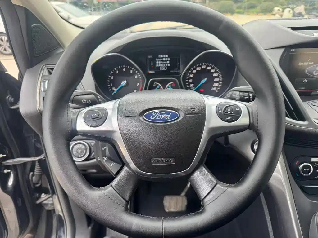 Ford Kuga 2015 — фото 34