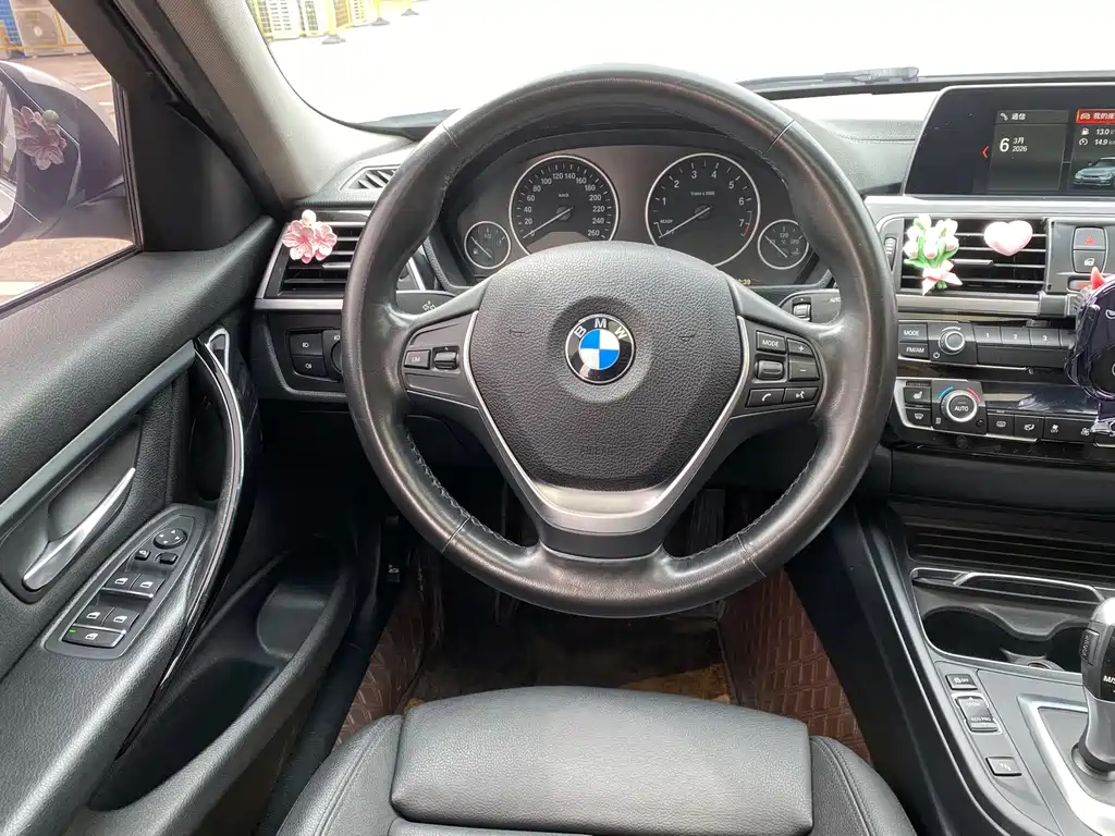 BMW 3 Series 2018 — фото 11