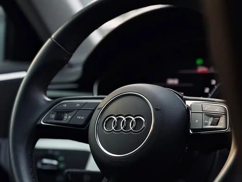 Audi A4L 2023 — фото 8