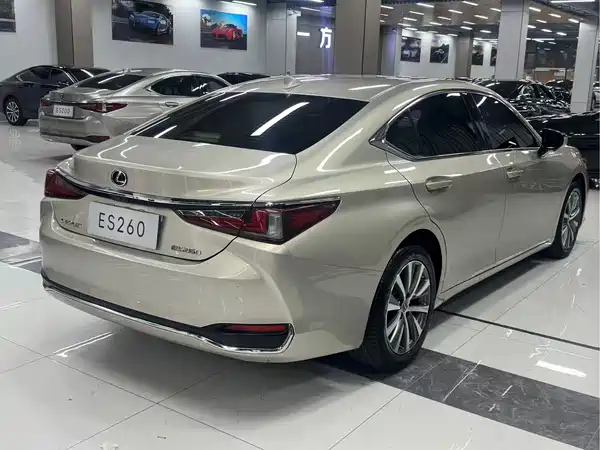 Lexus ES 2020