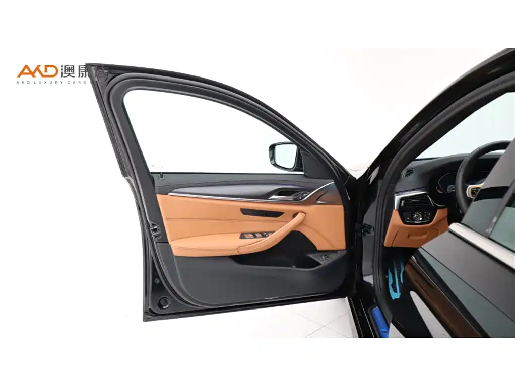 BMW 5 Series 2023 — фото 10