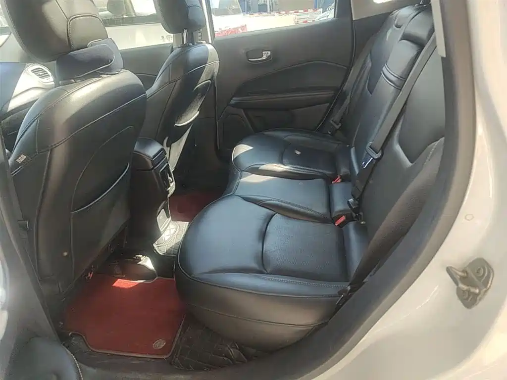 Jeep Compass 2018 — фото 17