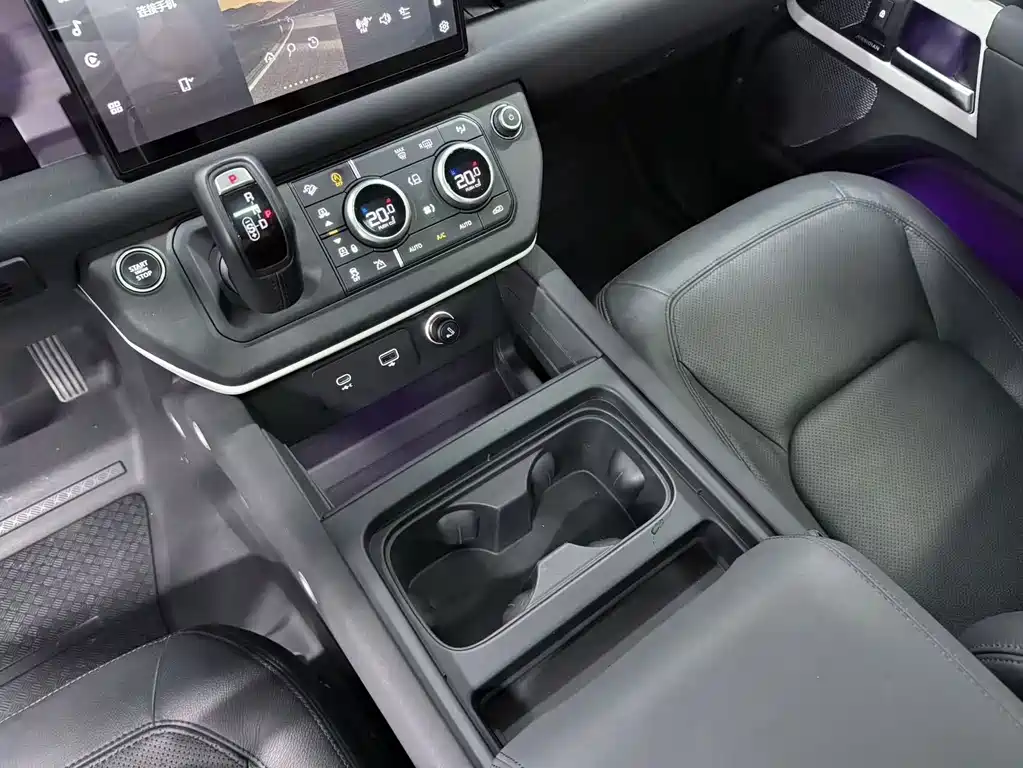 Land Rover Defender 2023 — фото 17