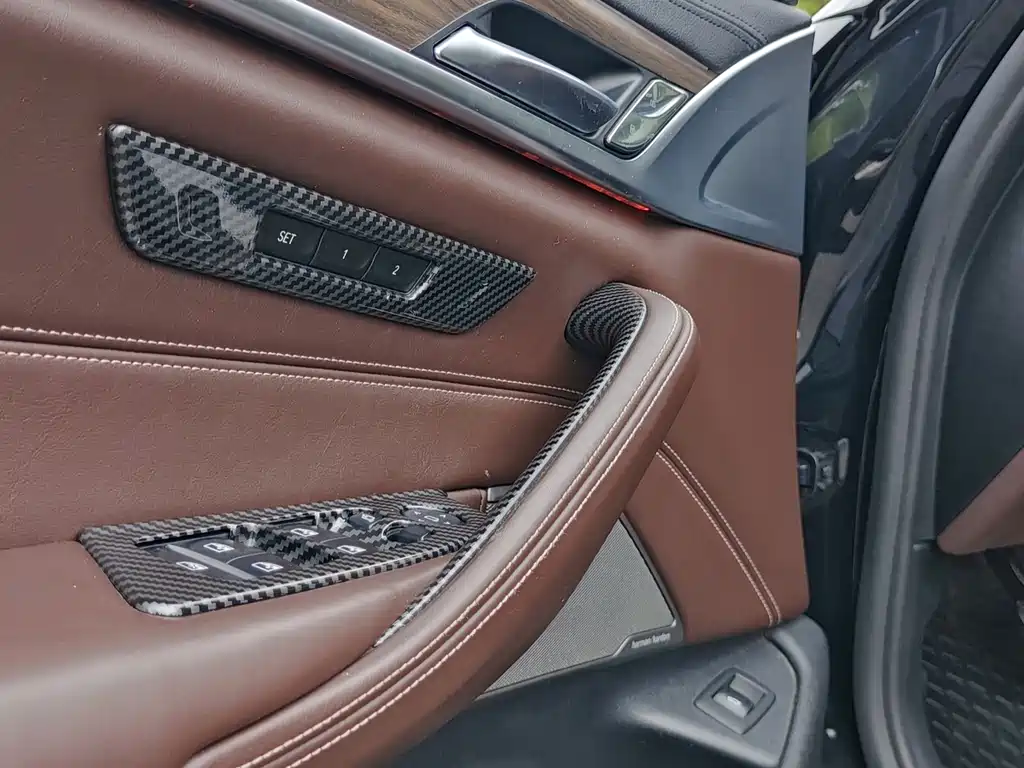 BMW 5 Series 2018 — фото 13
