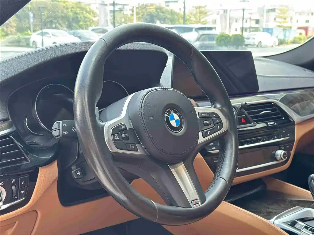 BMW 5 Series 2018 — фото 13