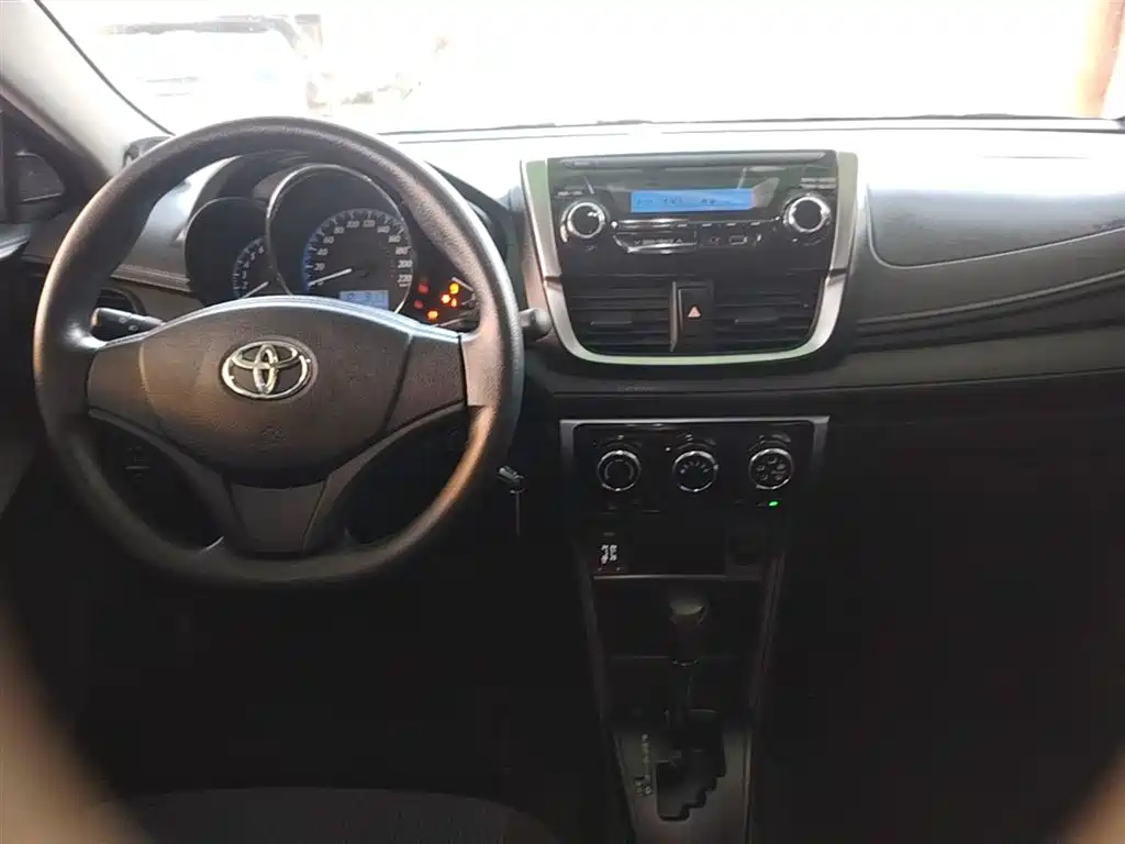 Toyota Yaris L 2019 — фото 10
