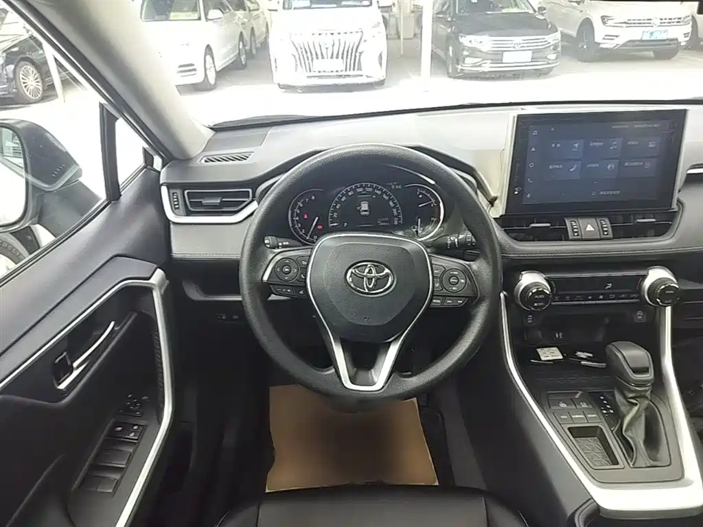Toyota RAV4 2022 — фото 11