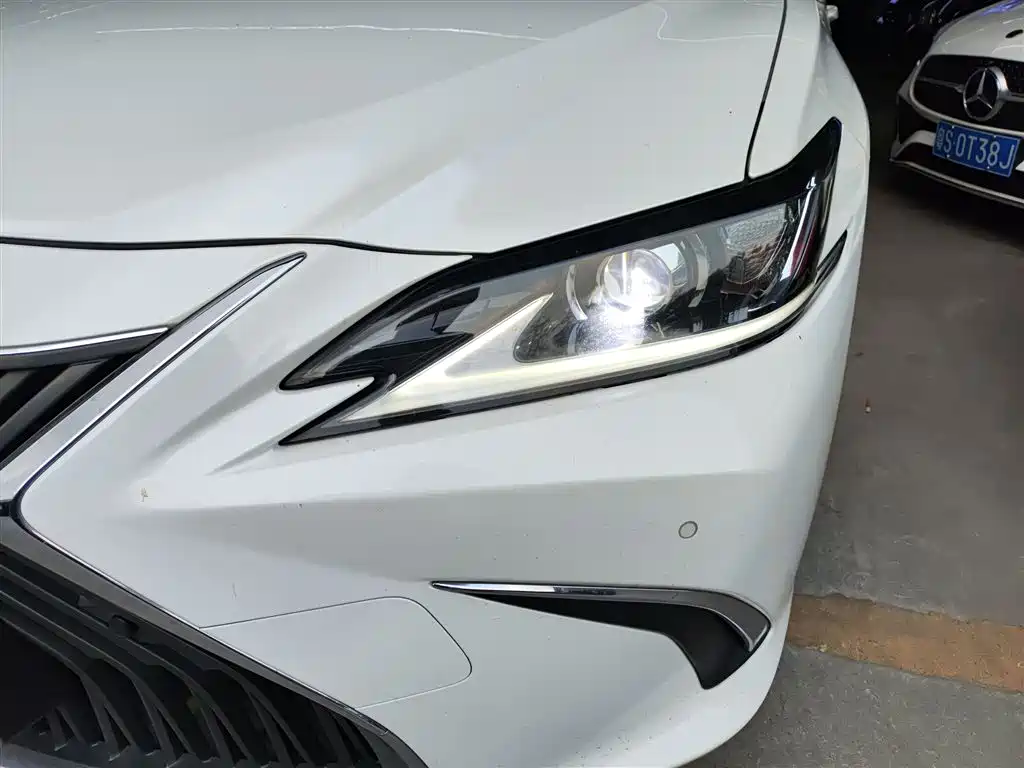 Lexus ES 2018 — фото 18