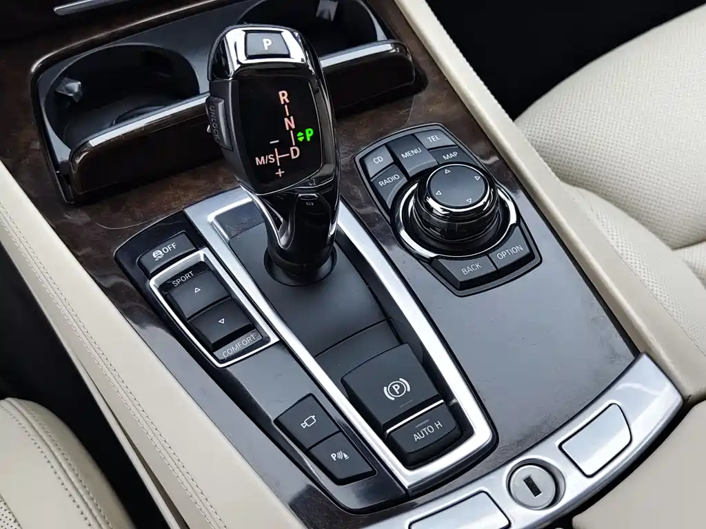 BMW 7 Series 2012 — фото 13