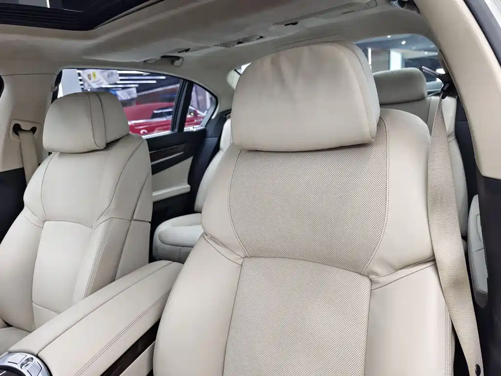 BMW 7 Series 2012 — фото 17
