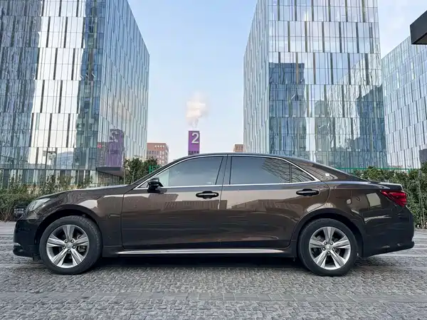 Toyota Crown 2015