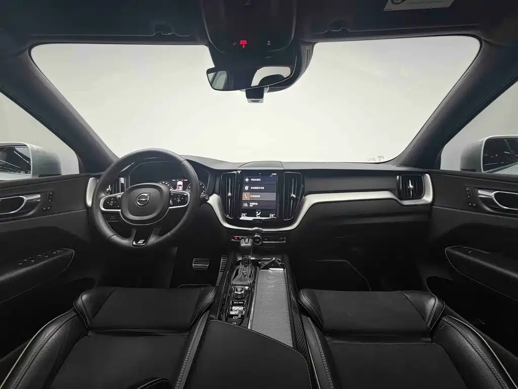 Volvo XC60 2018 — фото 18