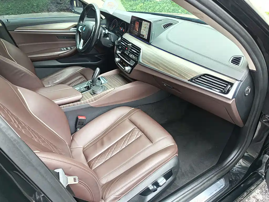 BMW 5 Series 2019 — фото 11