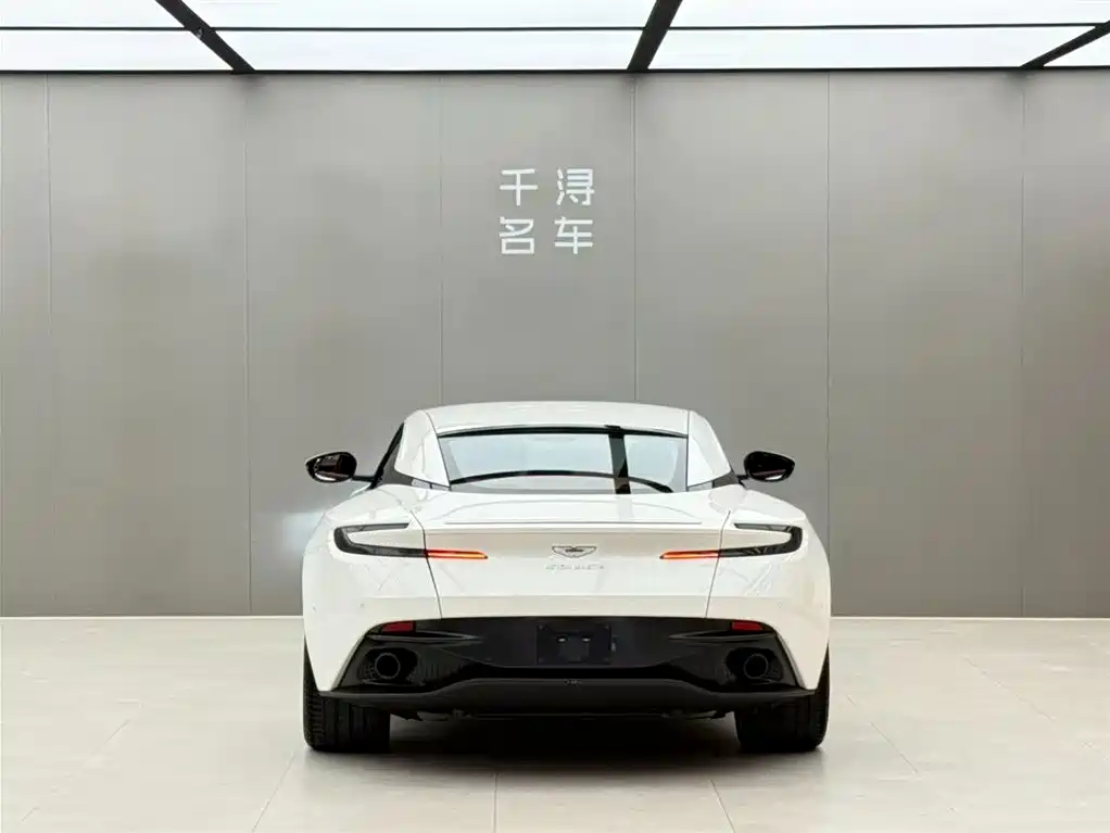 Aston Martin DB11 2019 — фото 15